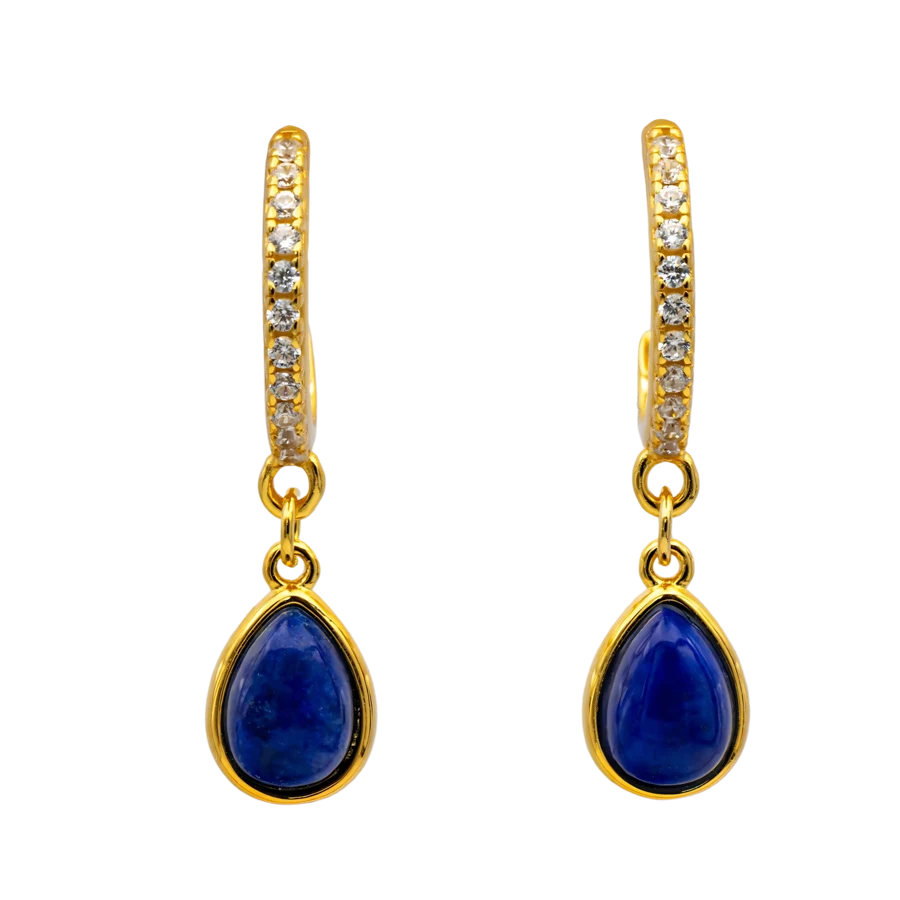 Goldene Creole „Sarah Kristall“ von Maima Manufaktur mit Zirkonia-Steinen und Lapislazuli-Tropfen.