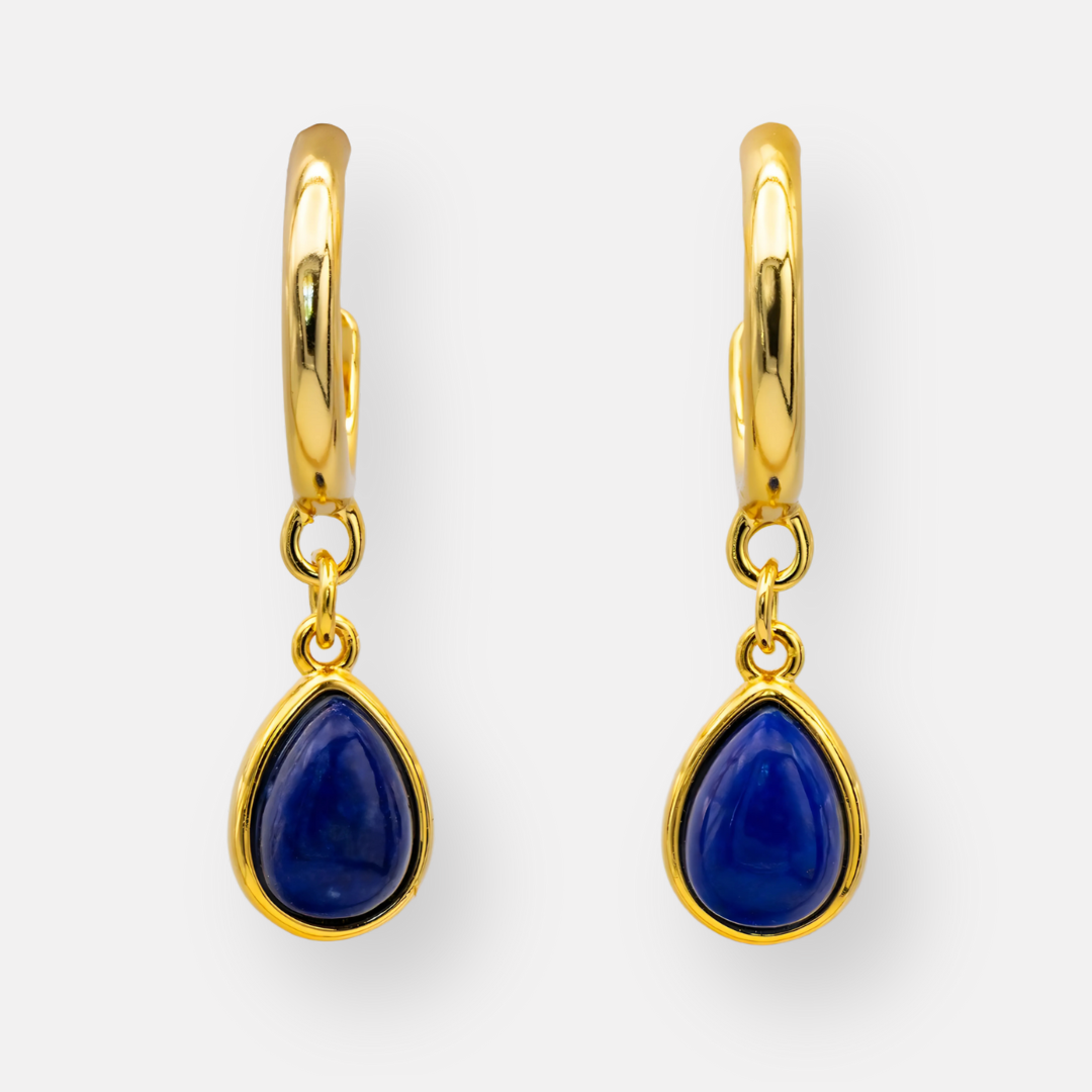 Ohrringe Sarah – vergoldete Creolen mit tiefblauem Lapislazuli-Tropfen, Produktansicht