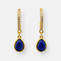 Ohrringe Sarah Kristall – vergoldete Zirkonia-Kreolen mit tiefblauem Lapislazuli-Tropfen, Produktansicht