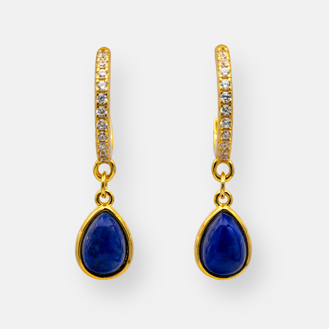Ohrringe Sarah Kristall – vergoldete Zirkonia-Kreolen mit tiefblauem Lapislazuli-Tropfen, Produktansicht