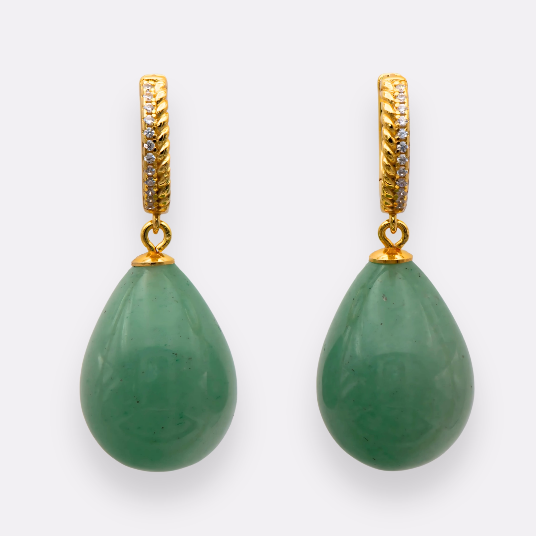 Frontansicht der handgefertigten Kreolen „Lisa“ mit Zirkonia und grünem Aventurin-Tropfen