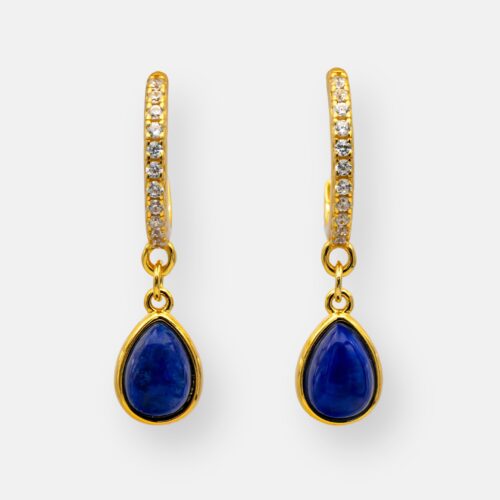 Frontansicht der handgefertigten Ohrringe „Sarah Kristall“ mit vergoldeter Kreole, Zirkonia-Besatz und tiefblauem Lapislazuli