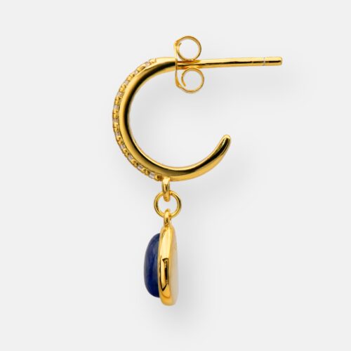 Seitenansicht des Ohrrings „Sarah Kristall“ – vergoldetes Silber, funkelnder Zirkonia und tiefblauer Lapislazuli in Tropfenform