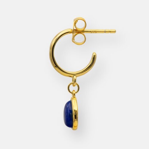 Seitenansicht des handgefertigten Ohrrings „Sarah“ mit Lapislazuli-Edelstein in vergoldeter Fassung