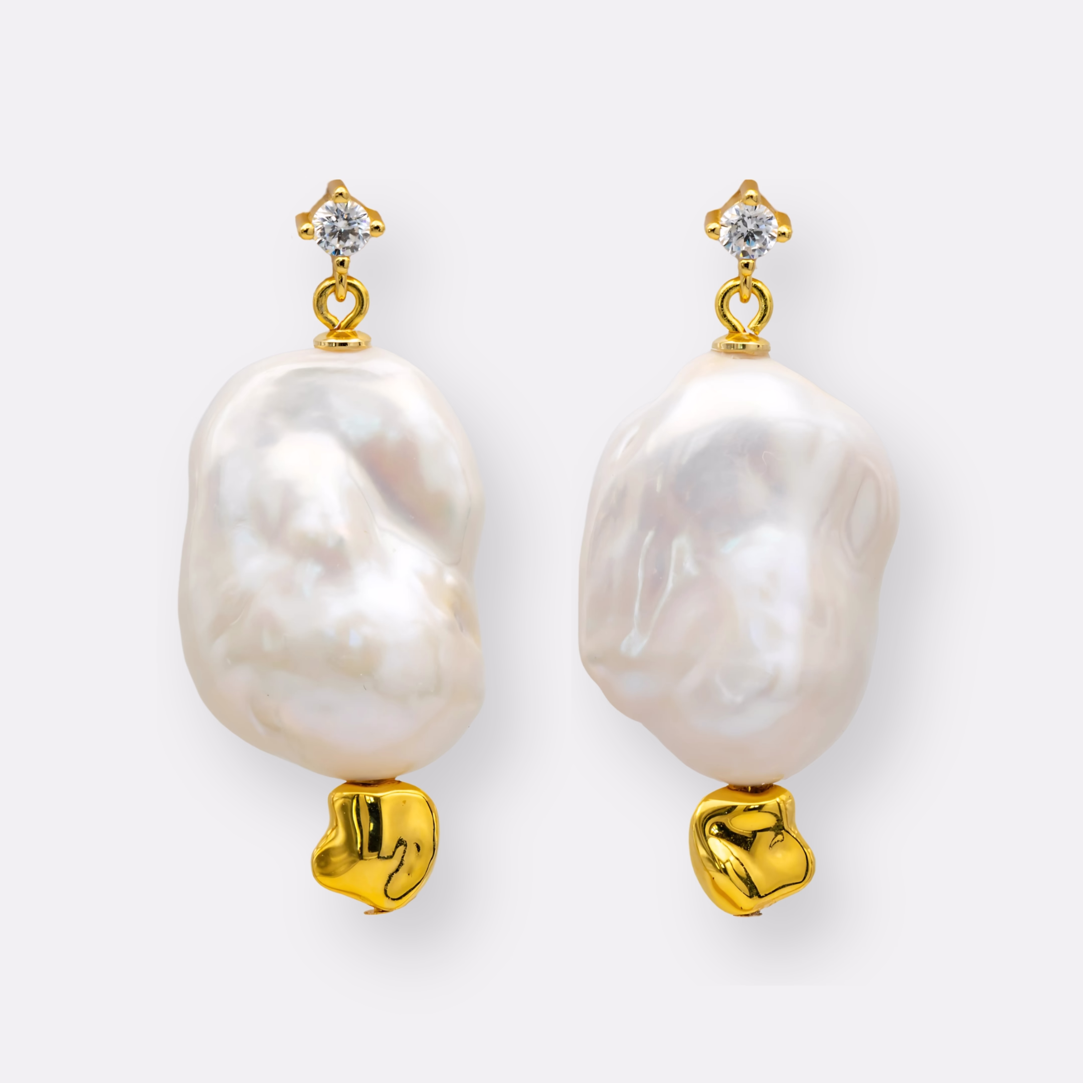 Perlen-Ohrring „Nele“ mit Süßwasser-Barockperle und vergoldetem Silber