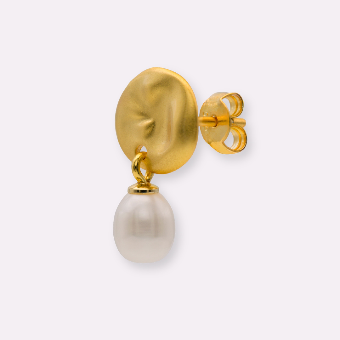 Ohrstecker Stephanie – mattgoldener Stecker mit Süßwasserperle, Detailansicht, maima manufaktur